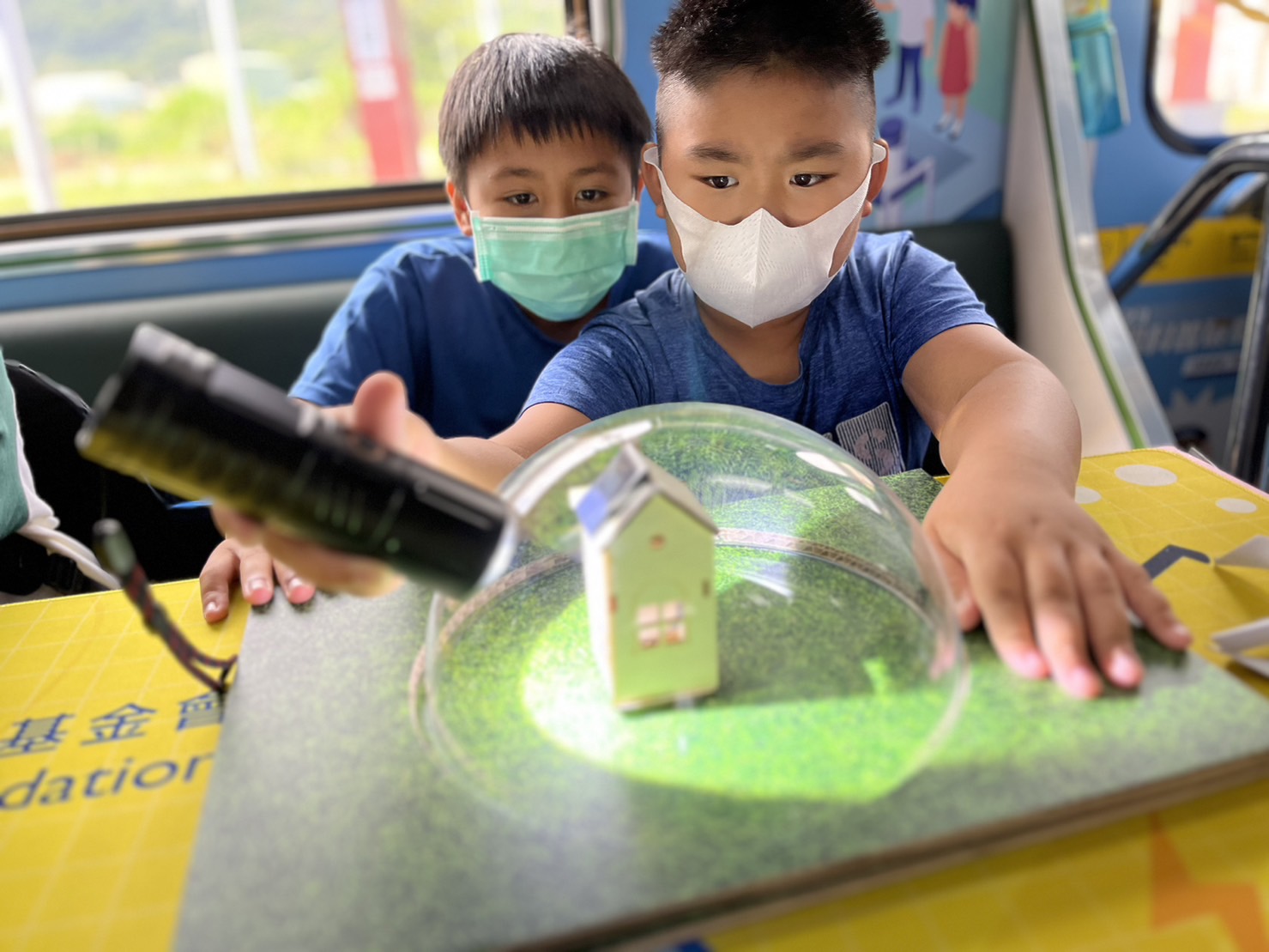 G22恒峰參與基礎科學主題車廂，以STEAM教學精神，設計「逐日科學家」、「太陽能工程師」以及「淨零建築師」三大能源科普課程和實驗